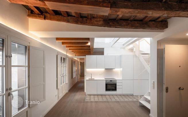 1–2-Bedroom Renovated Apartments with Cathedral View in Barcelona, photo 2