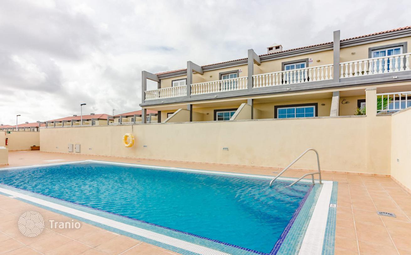 Beachfront Townhouse with Garden and Garage in El Medano