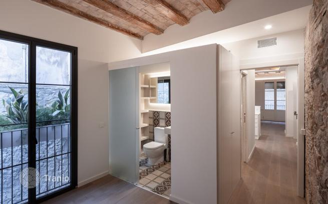 1–2-Bedroom Renovated Apartments with Cathedral View in Barcelona, photo 5