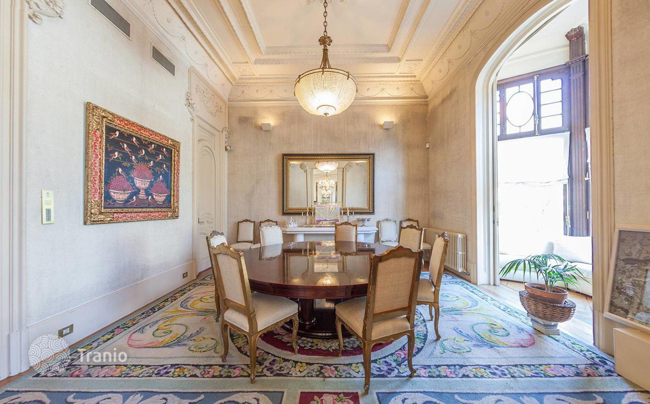 4-Bedroom Apartment in Historic Building on Paseo de Gracia, Barcelona