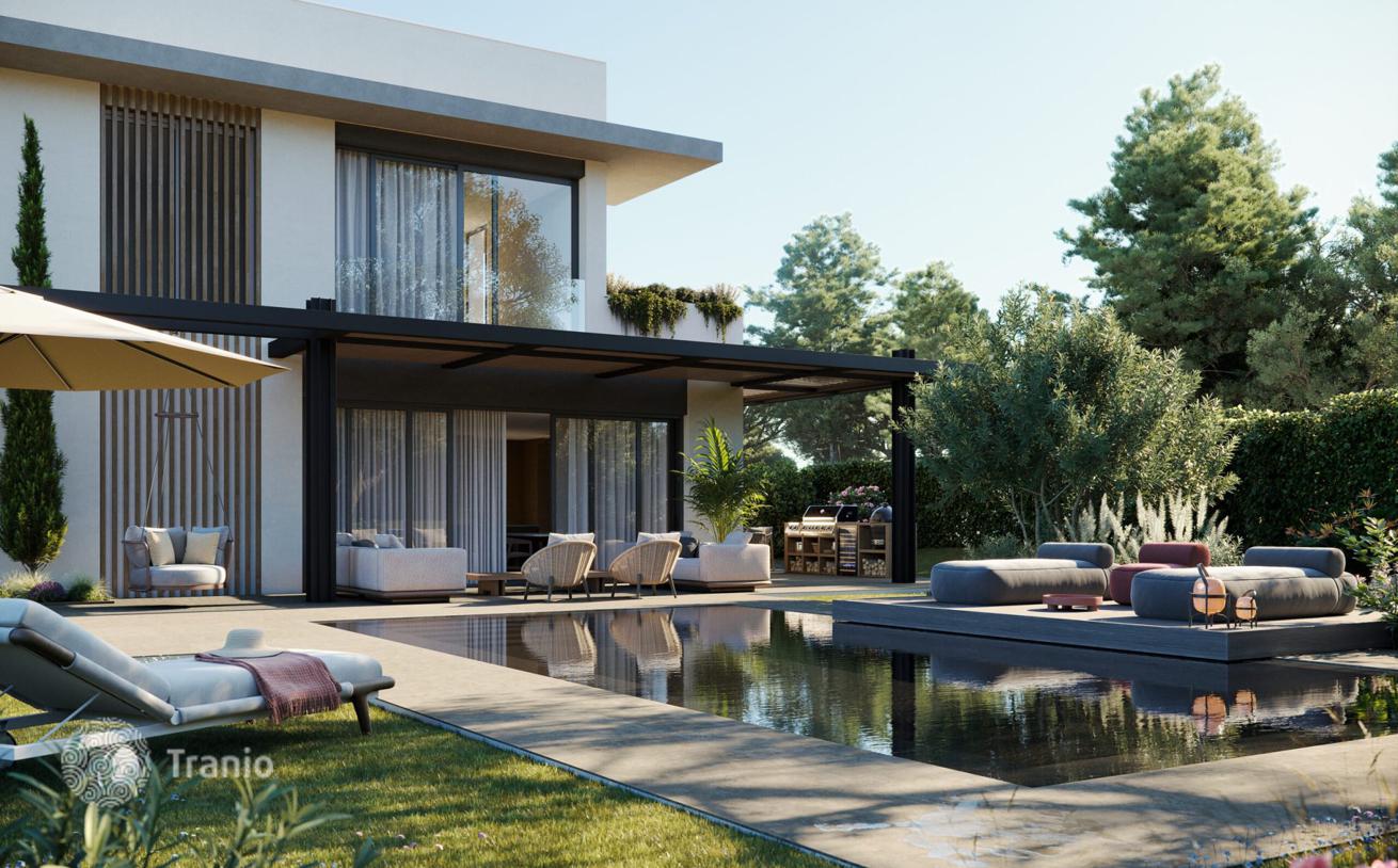 Villa with Land Plot Near Golf Club and Beach in Marbella, photo 2