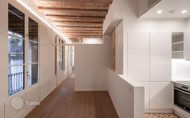 1–2-Bedroom Renovated Apartments with Cathedral View in Barcelona, photo 3