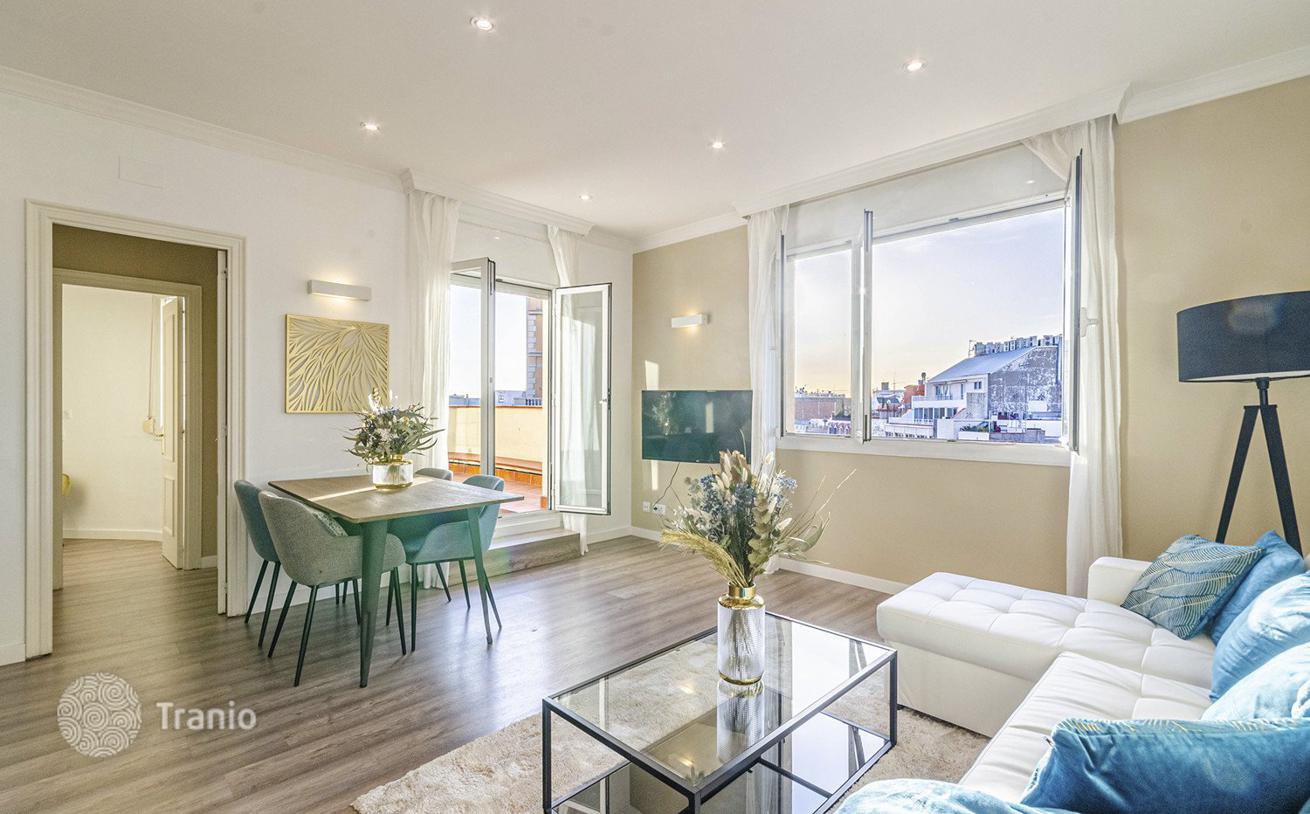 2-Bedroom Penthouse with City View in Barcelona, photo 5