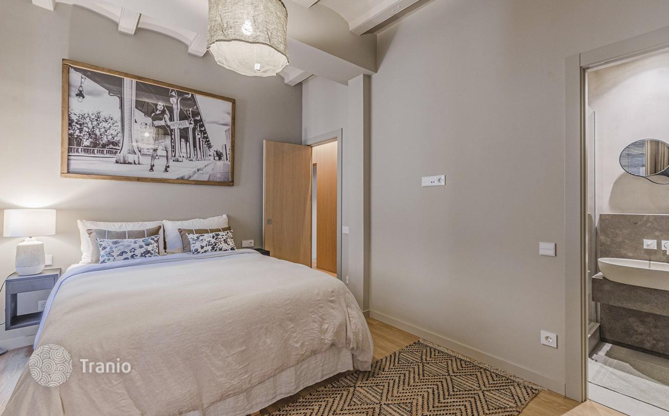 2-Bedroom Apartment with Balconies in El Born, Barcelona, photo 4