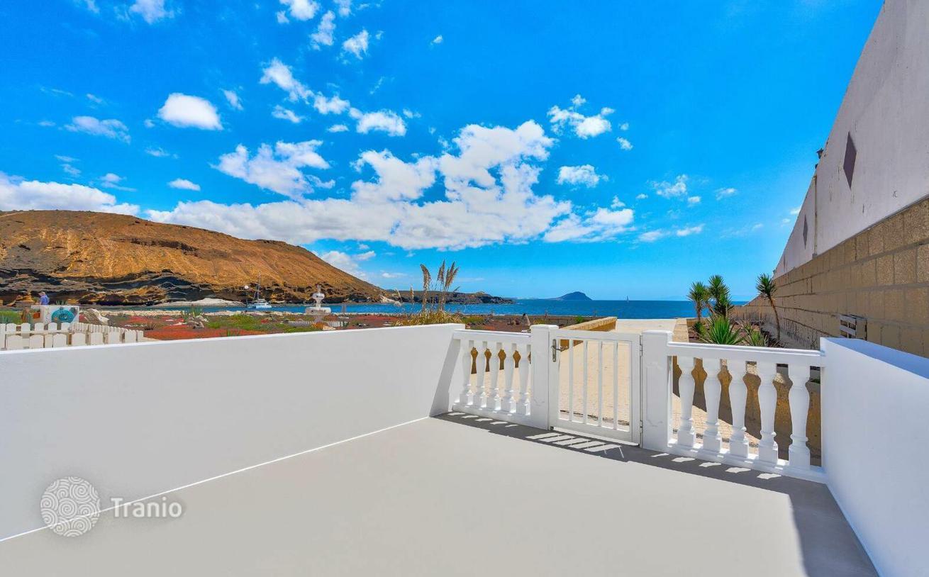 Beachfront 1-Bedroom Apartment with Sea View in Tenerife