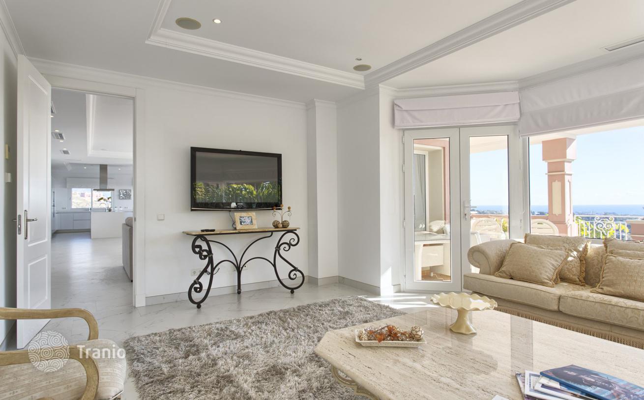 8-Bedroom Villa with Private Pool and Garden in Los Flamingos Golf, Benahavis, photo 3