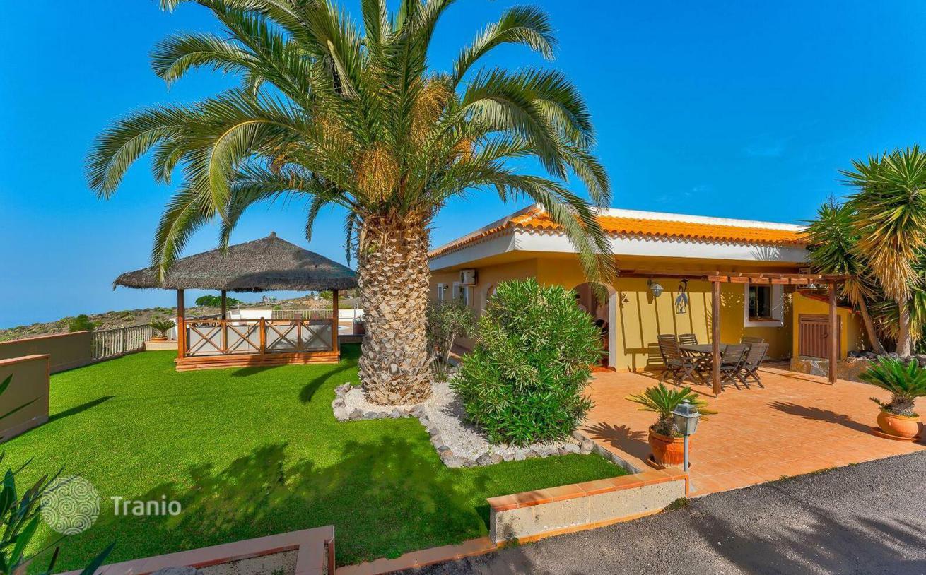 3-Bedroom Villa with Pool and Garden in Barrio Tauchey, Tenerife, photo 2