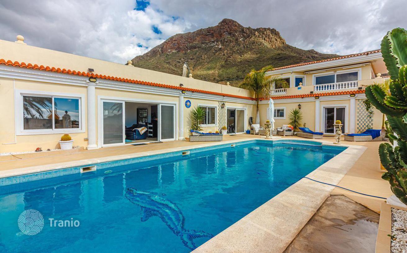 6-Bedroom Villa with Private Pool and Sea View in San Lorenzo, Spain