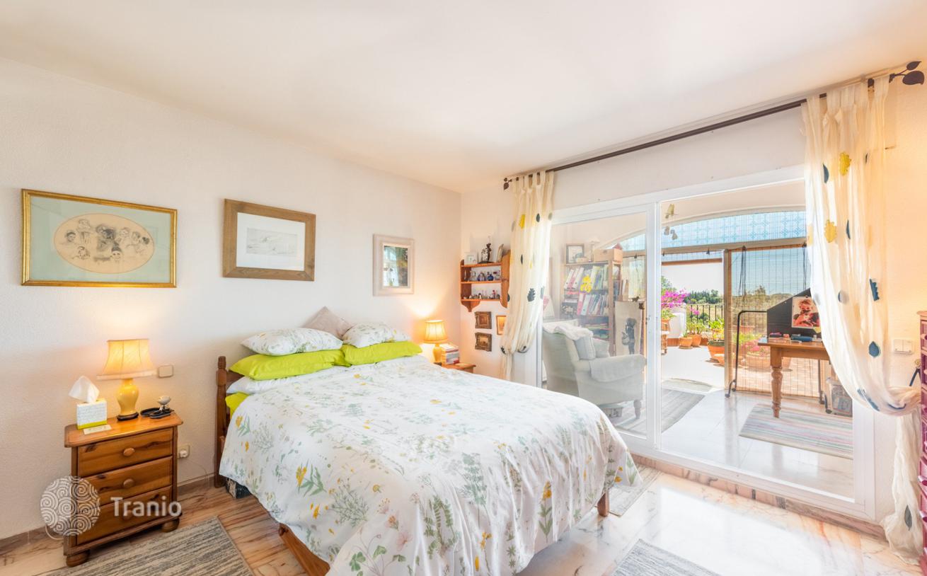 3-Bedroom Penthouse Duplex with Sea View in Club Sierra, Marbella, photo 2
