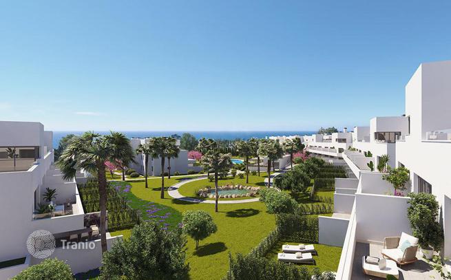 3-Bedroom Apartment with Panoramic Views 500 m from the Beach in Estepona