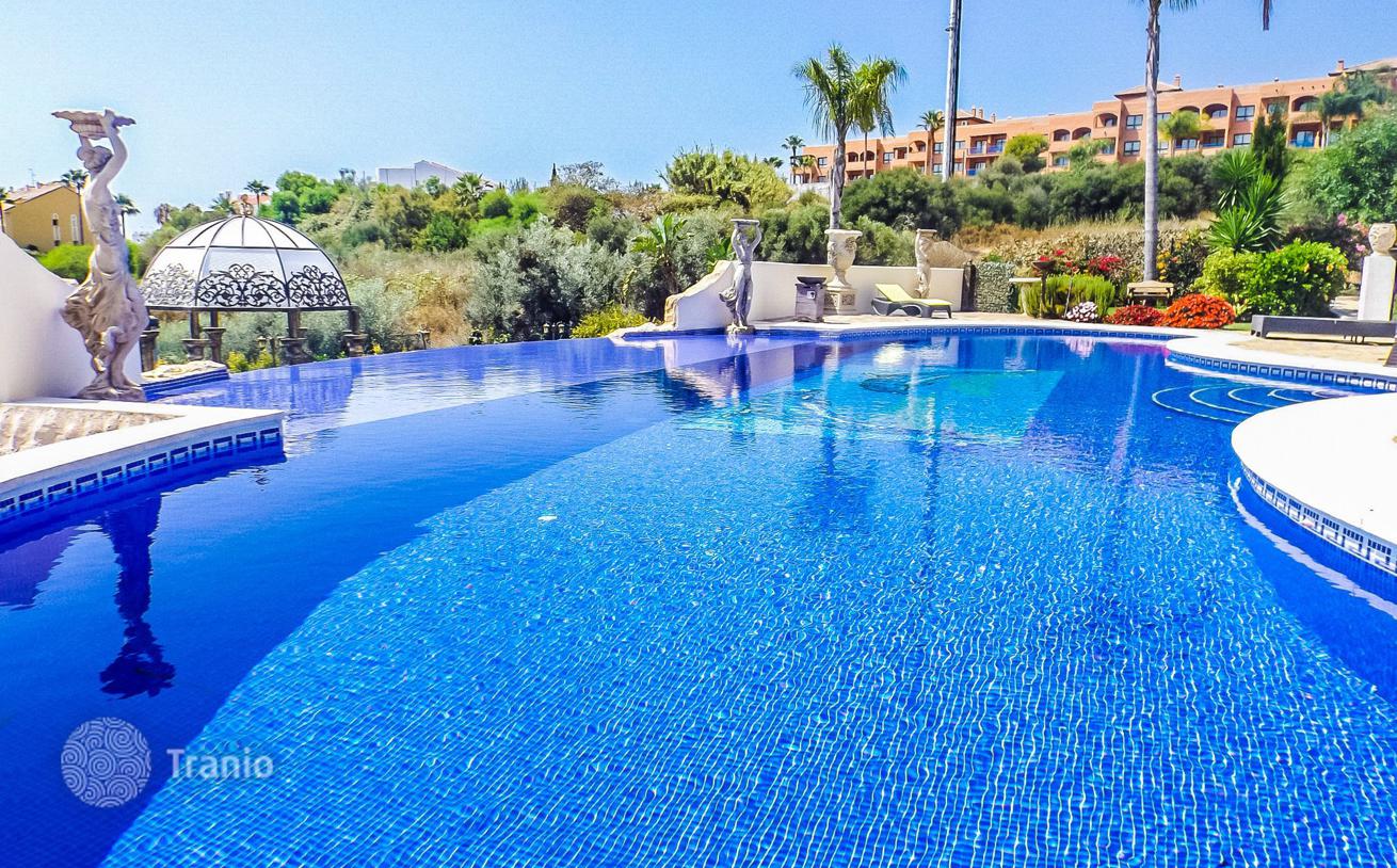 Spacious Villa with Private Pool, Gym and Cinema in Marbella, photo 3
