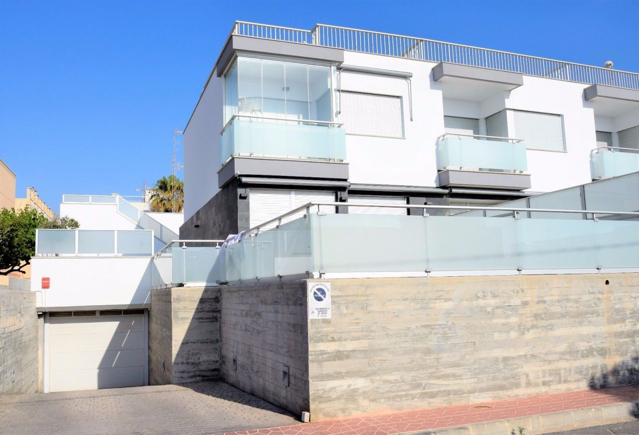 5-Bedroom Townhouse in Guardamar del Segura
