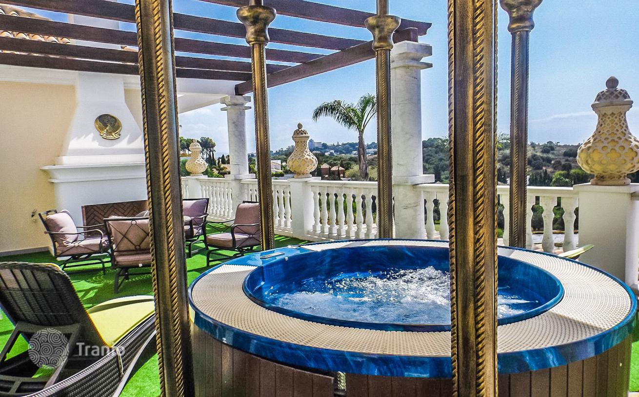 Spacious Villa with Private Pool, Gym and Cinema in Marbella, photo 2