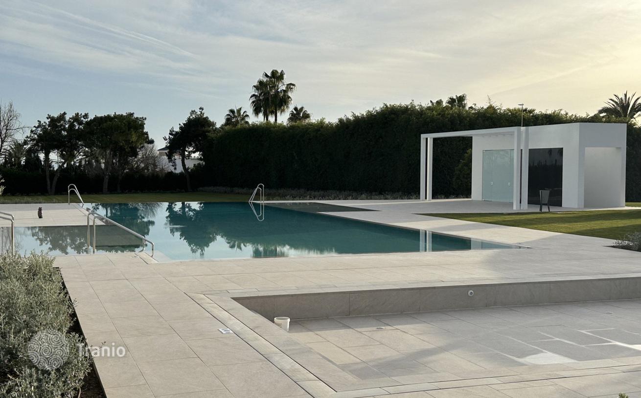 4-Bedroom Villa with Private Pool and Garden in Vilas 12, Marbella, photo 3