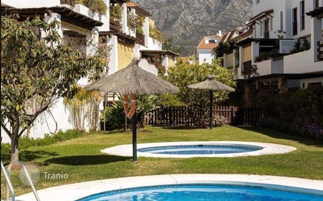 Renovated Apartment with Terrace in Sierra Blanca, Marbella