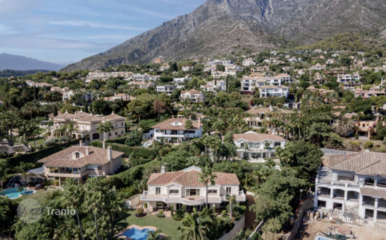 6-Bedroom Villa with Garden in Marbella, photo 3