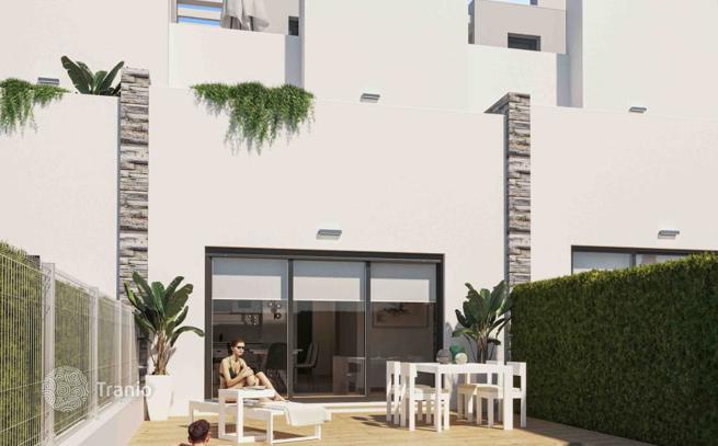 3-Bedroom Villa with Private Pool in Torrevieja, Alicante, photo 4