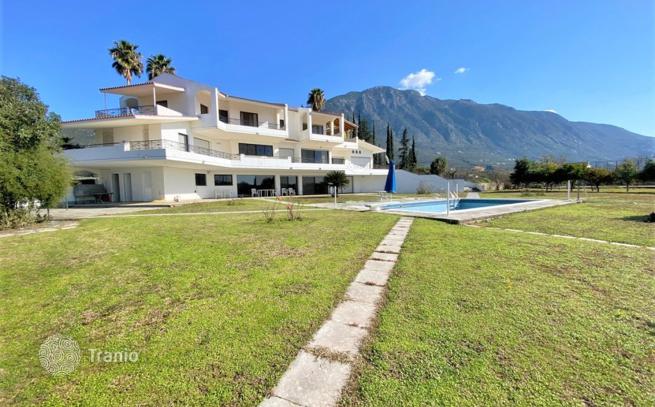3-Bedroom Villa with Pool and Tennis Court in Kalamata, Peloponnese