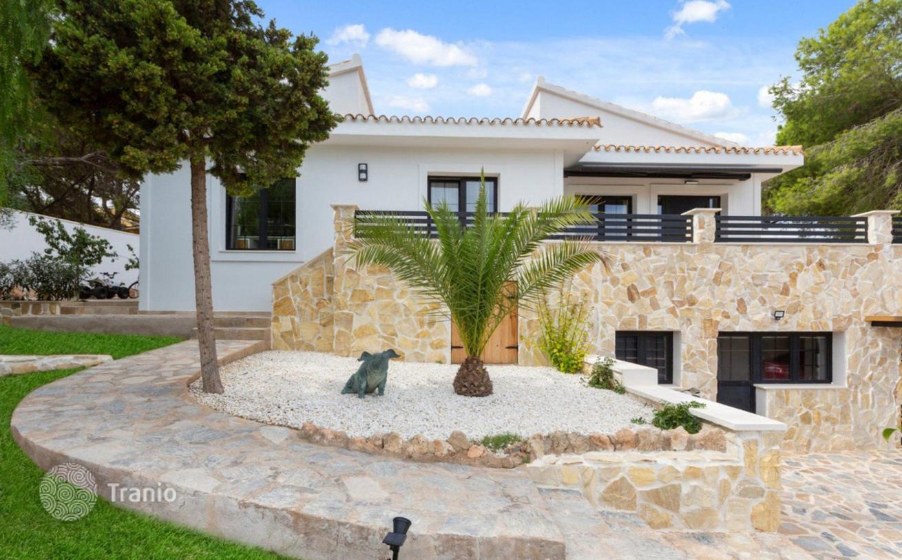 3-Bedroom Villa with Pool and Lagoon View in Torrevieja