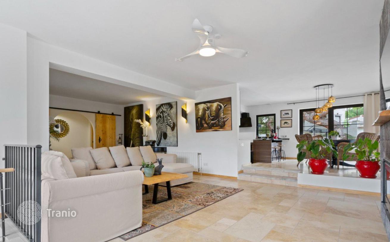 3-Bedroom Villa with Pool and Lagoon View in Torrevieja, photo 2