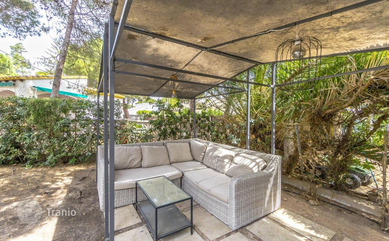3-Bedroom Villa with Garden 300 m from Punta Prima Beach, Alicante
