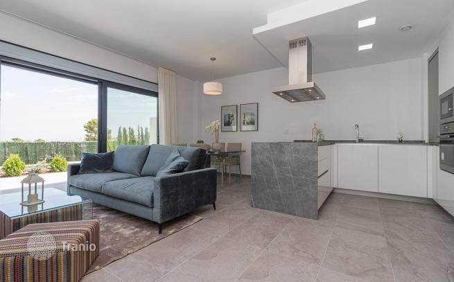 Furnished 2–3-Bedroom House with Shared Pool in Torrevieja