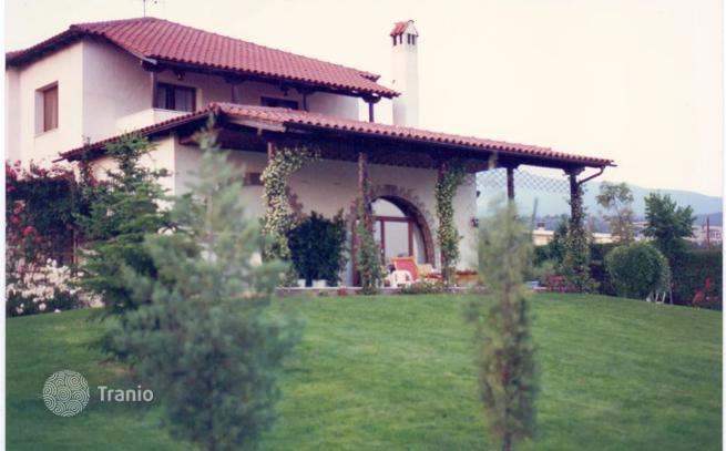 4-Bedroom House with Garden and Parking in Thermi