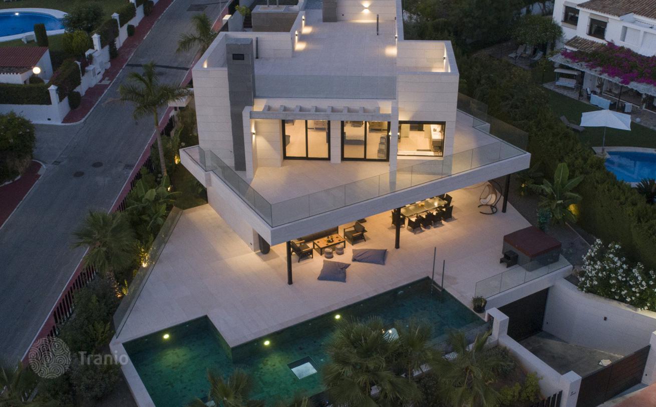 6-Bedroom Villa with Private Pool and Garden in Nueva Andalucia