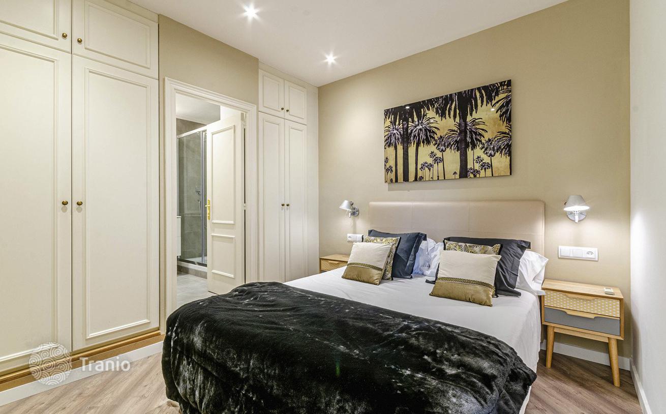 2-Bedroom Penthouse with City View in Barcelona, photo 3