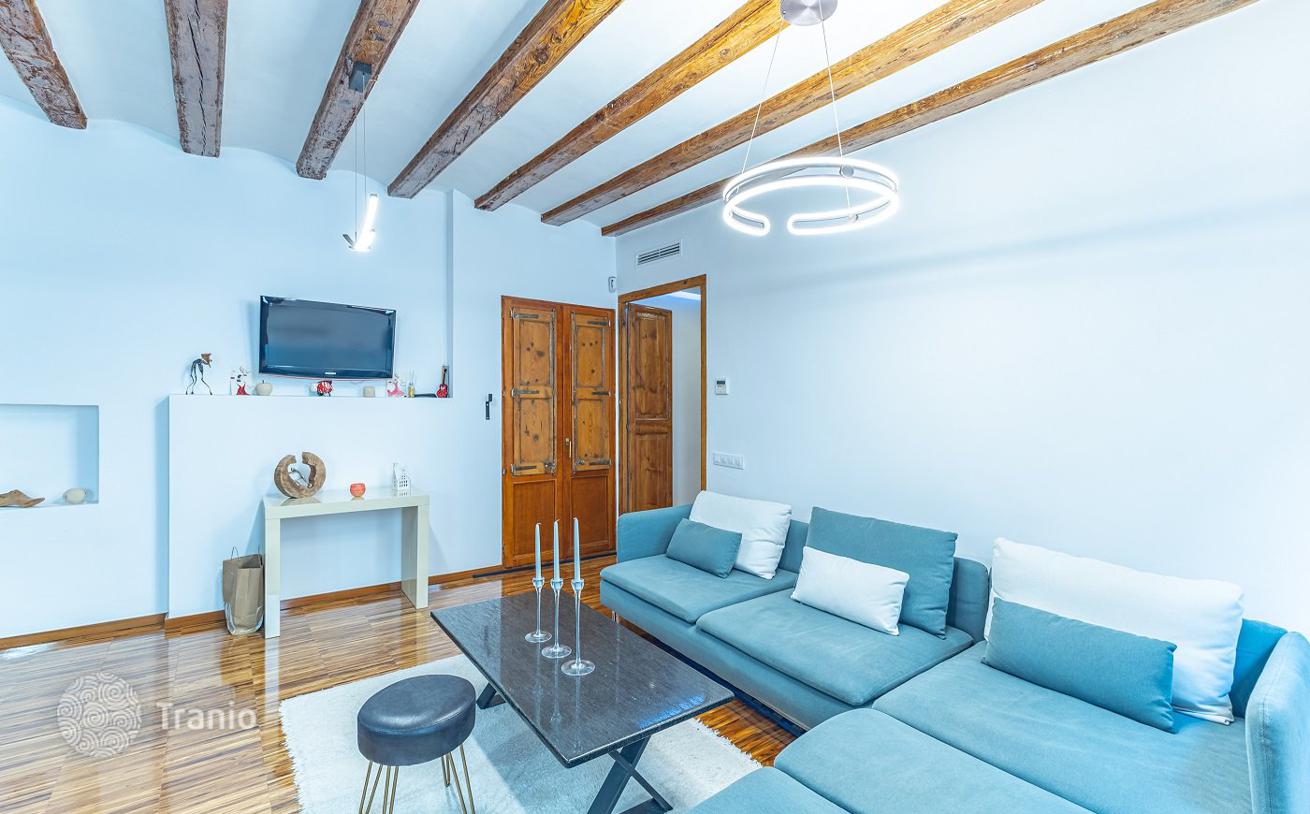 2-Bedroom Renovated Apartment in Gothic Quarter, Barcelona, photo 3