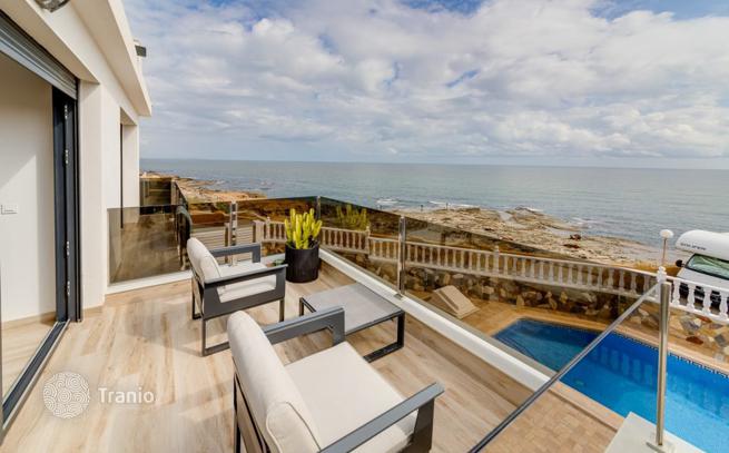 4-Bedroom Beachfront Villa with Private Pool in Torrevieja, Alicante, photo 3