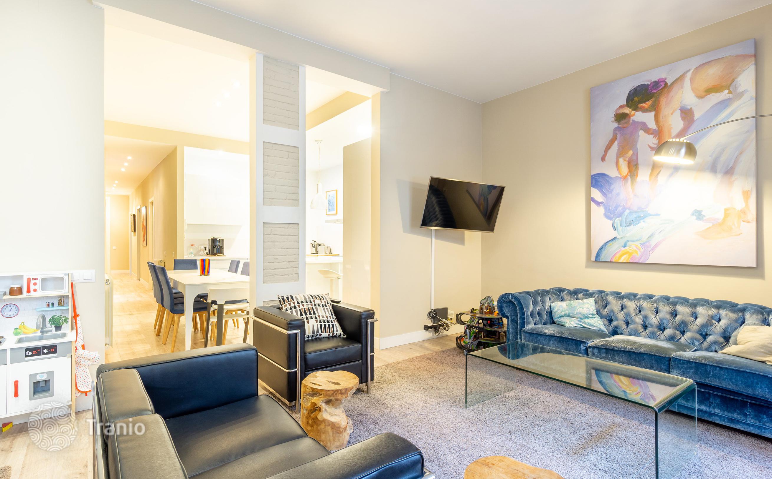 3-Bedroom Renovated Apartment with Balconies in Barcelona City Center, photo 2