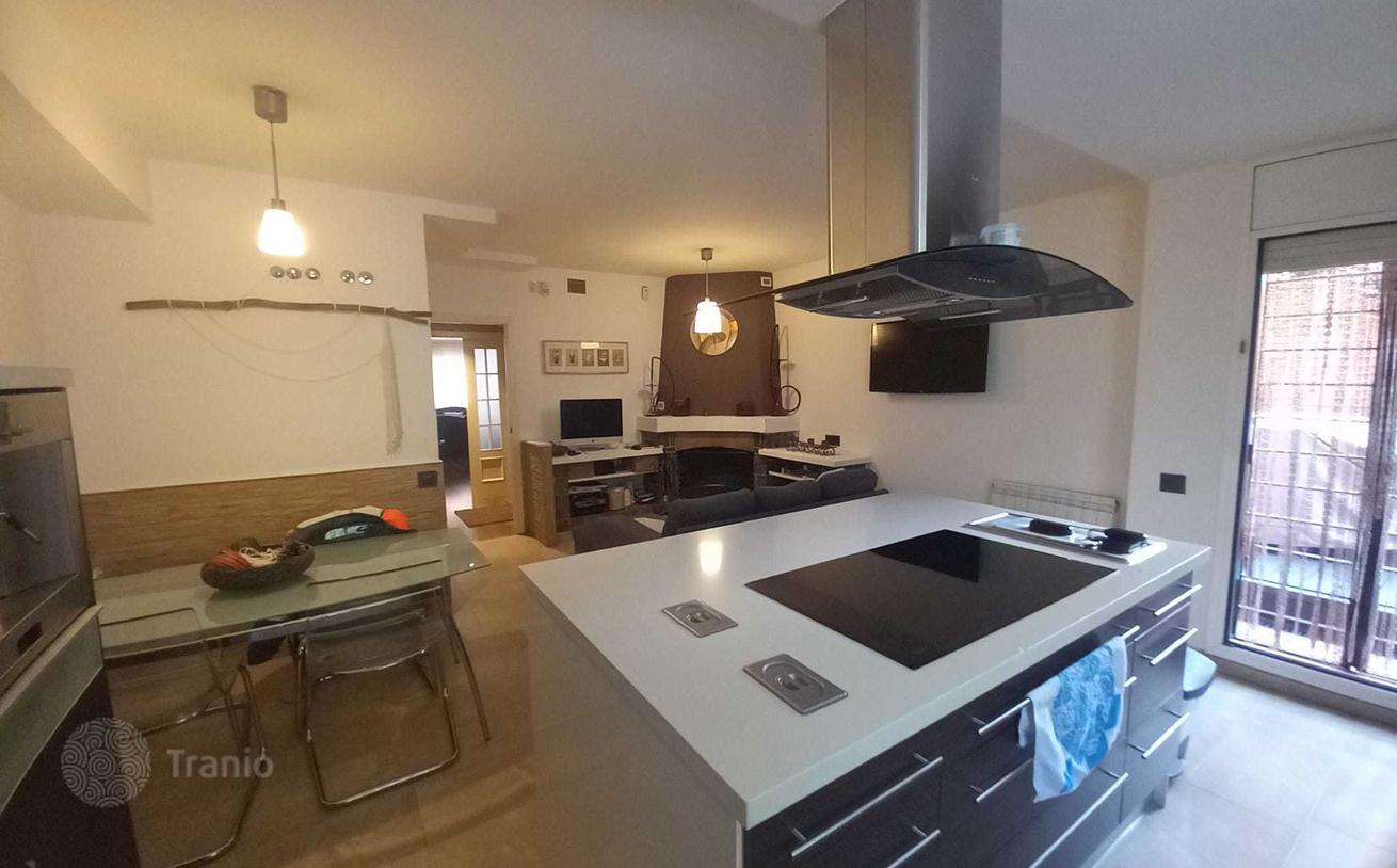 4-Bedroom House with Private Pool and Sea View in Badalona, photo 2