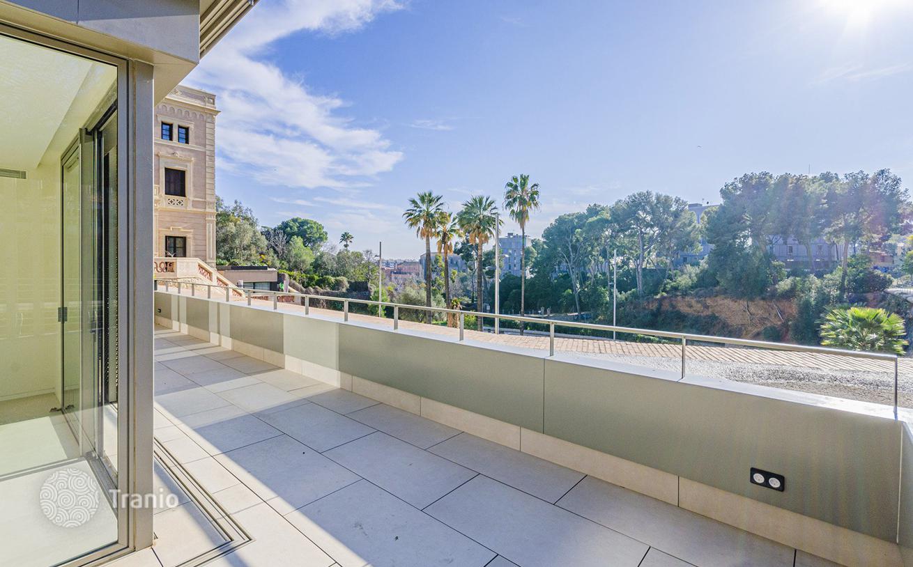 1-Bedroom Apartment with Shared Pool in Sarrià, Barcelona