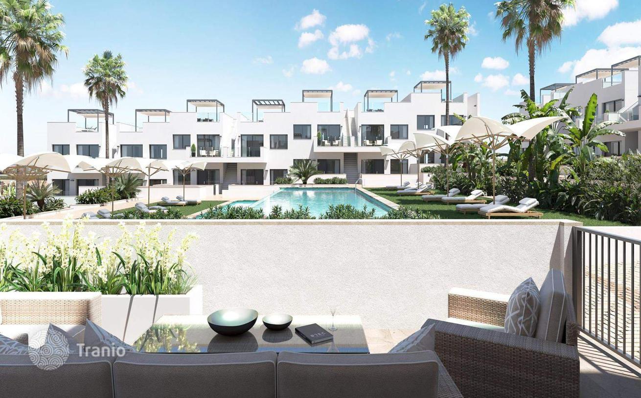 2-Bedroom Apartment with Terrace in Torrevieja, photo 2