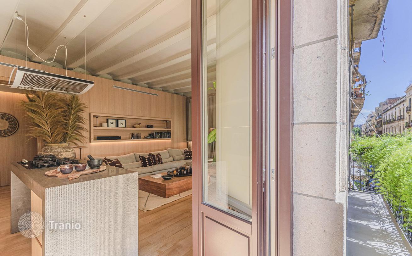 2-Bedroom Apartment with Balconies in El Born, Barcelona, photo 3