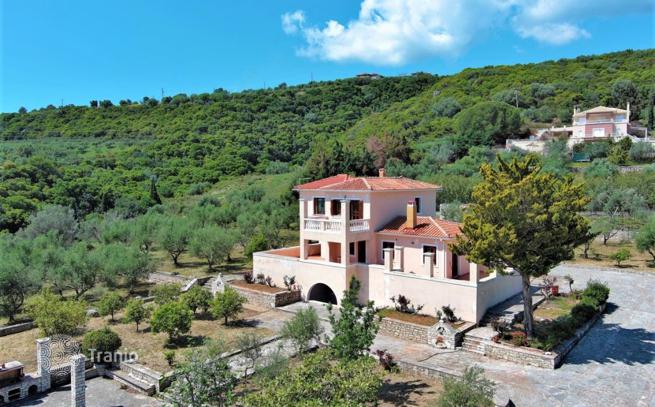 3-Bedroom Villa with Sea View in Peloponnese
