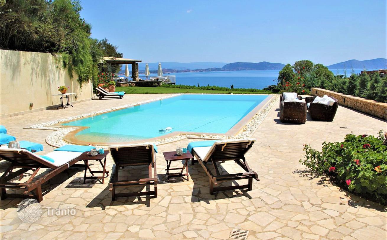 3-Bedroom Villa with Private Pool 400 m from the Beach in Kranidi, Peloponnese