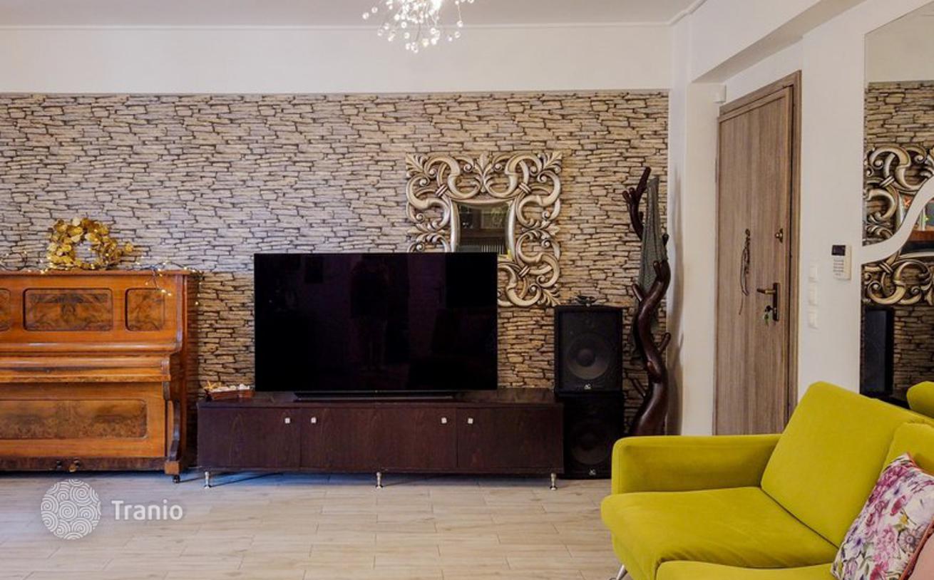 2-Bedroom Apartment with Balcony in Athens