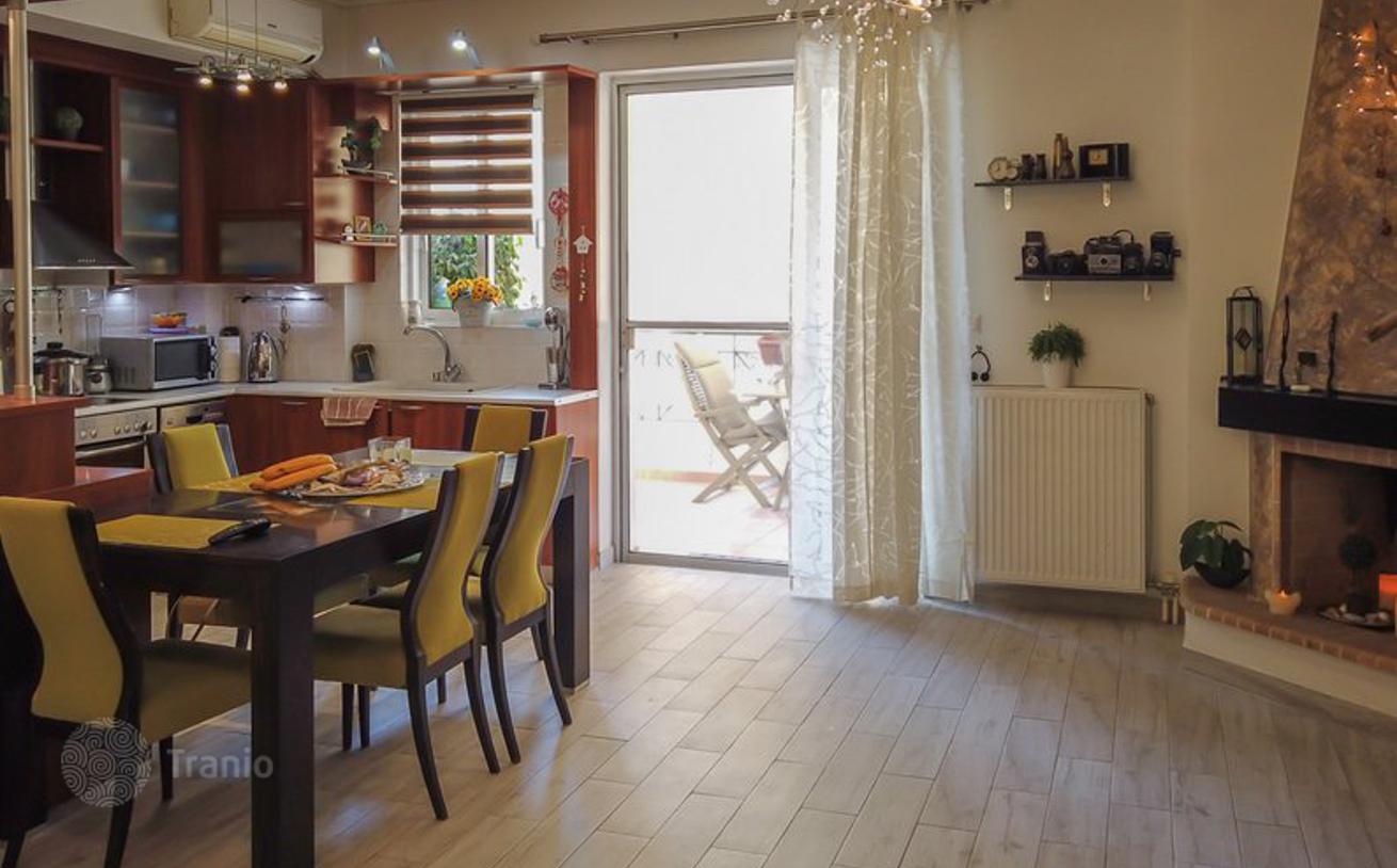 2-Bedroom Apartment with Balcony in Athens, photo 2