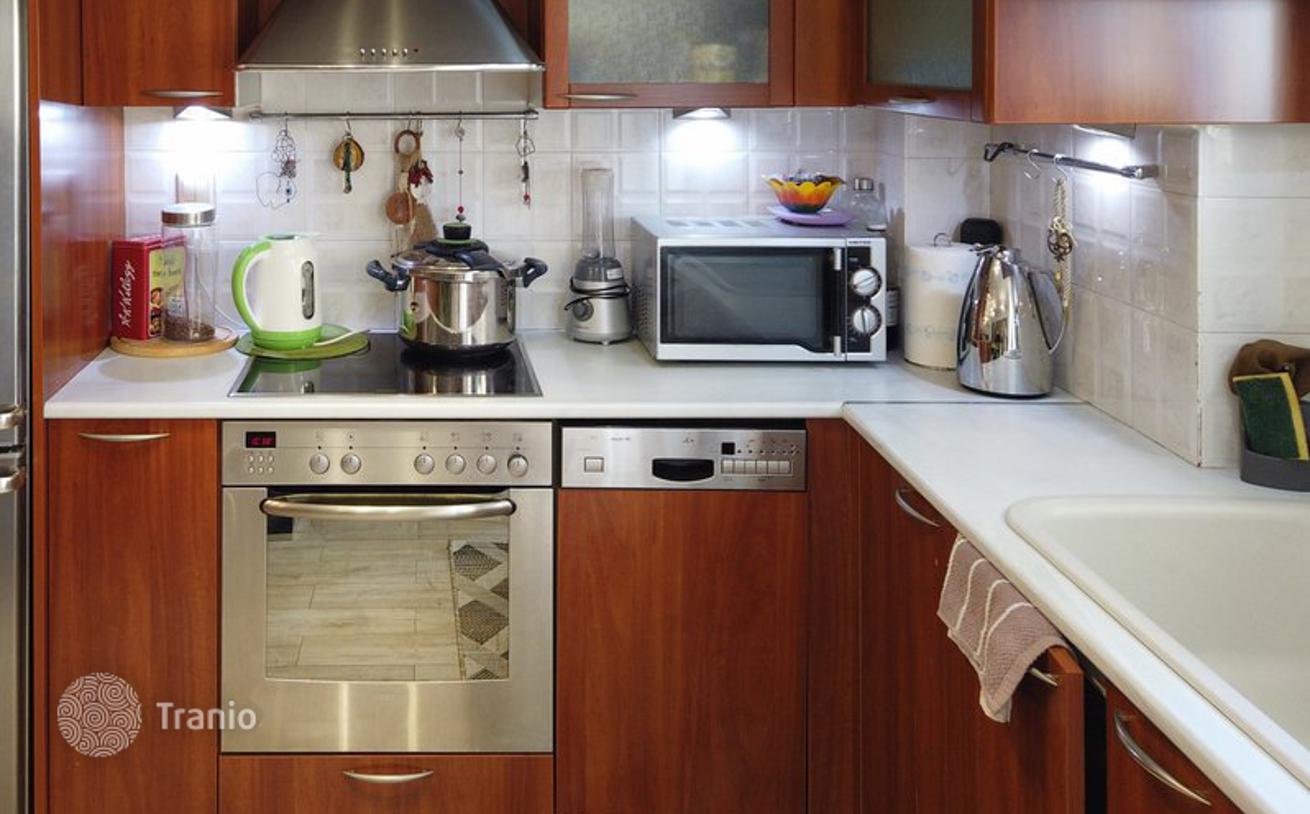 2-Bedroom Apartment with Balcony in Athens, photo 3