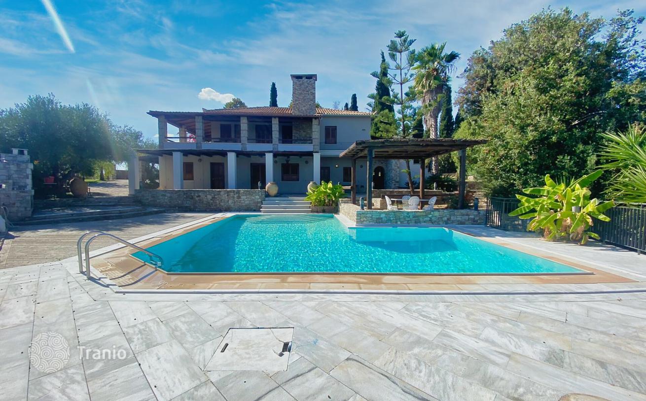 2-Bedroom Villa with Pool and Garden 200 m from Beach in Petallidi