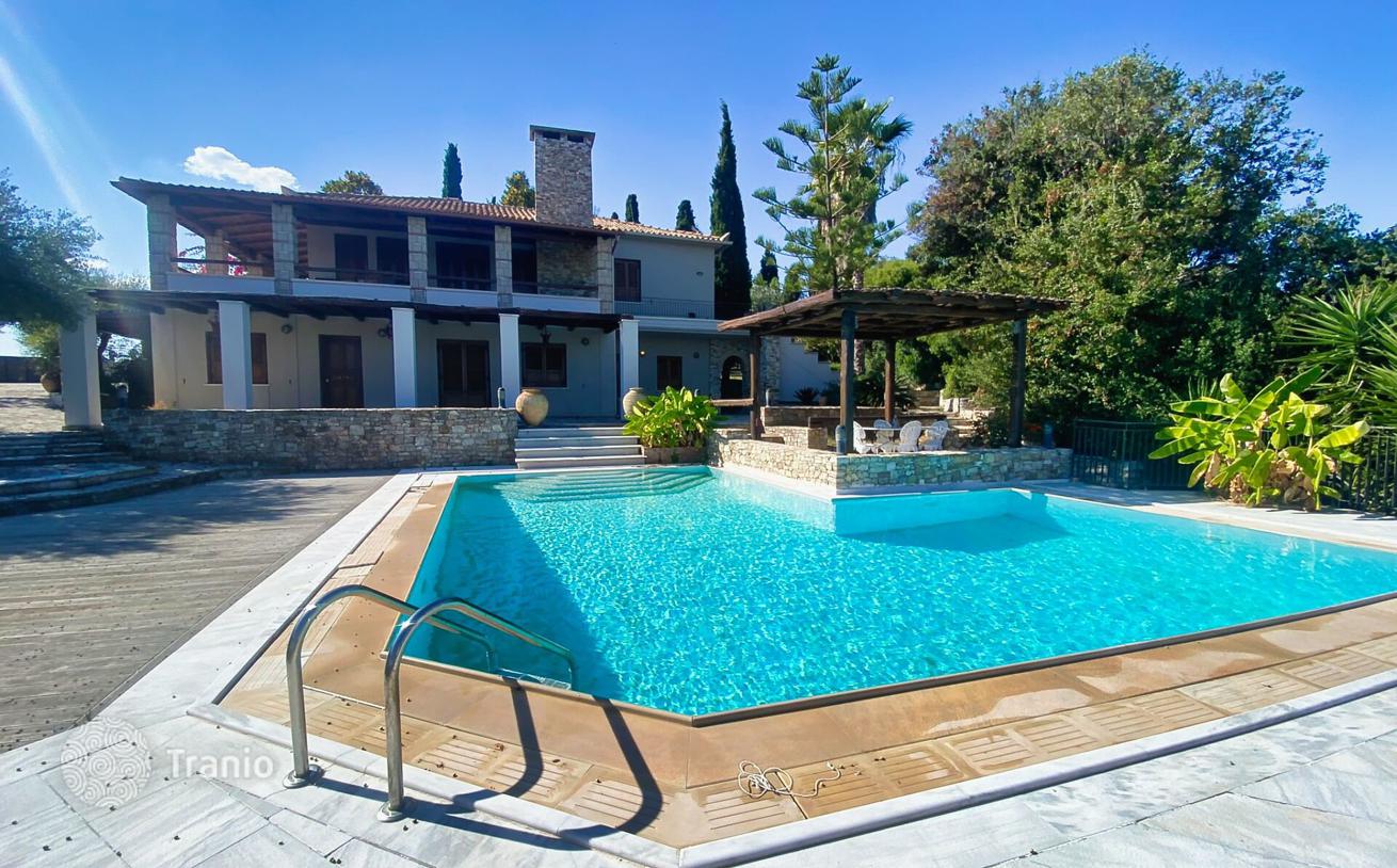 2-Bedroom Villa with Pool and Garden 200 m from Beach in Petallidi, photo 2