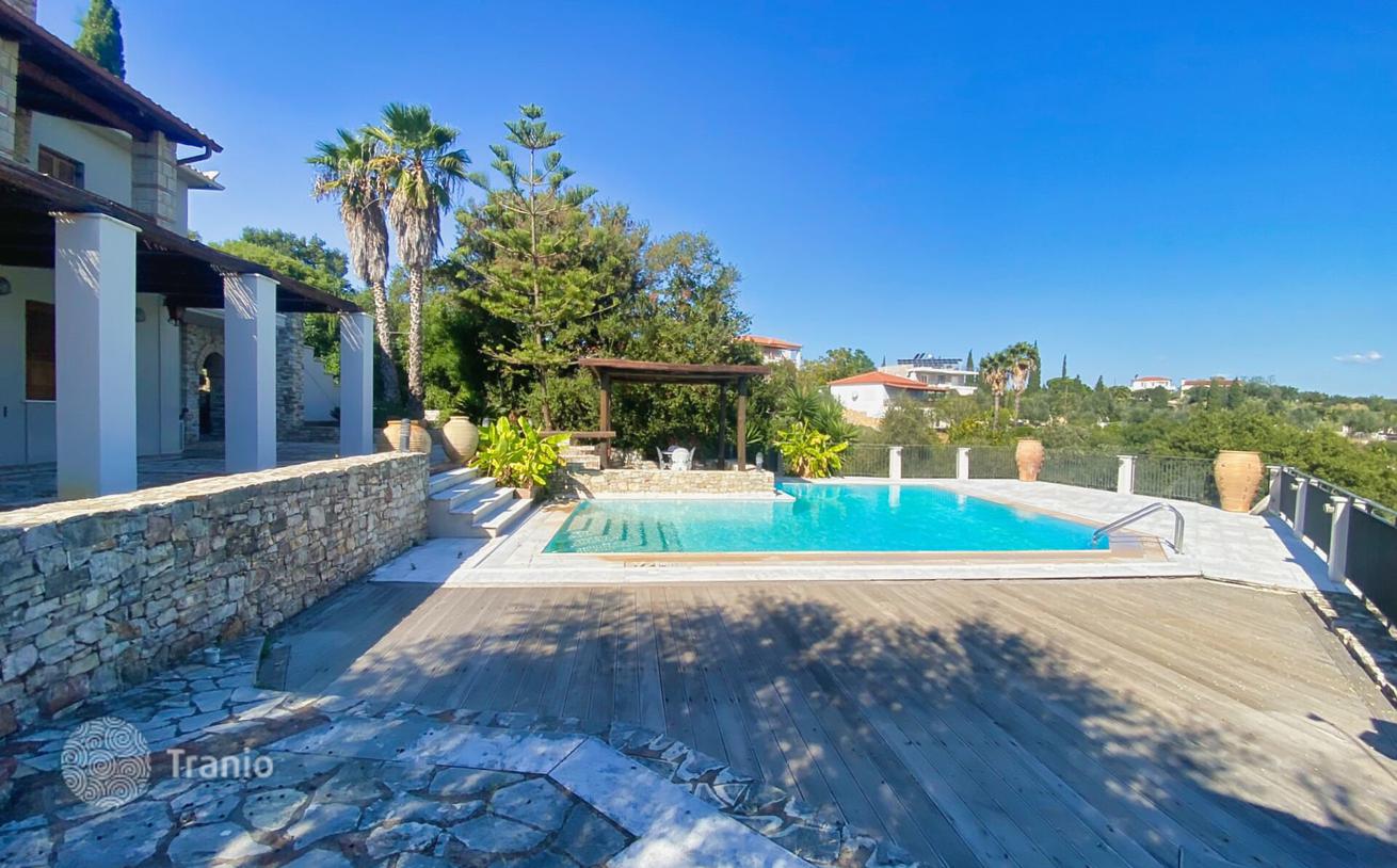 2-Bedroom Villa with Pool and Garden 200 m from Beach in Petallidi, photo 4