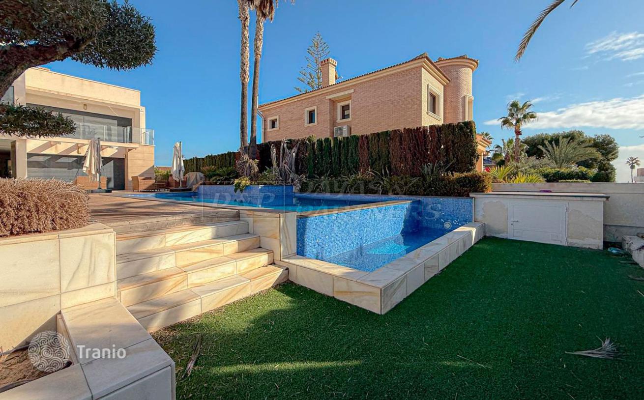 4-Bedroom Villa in Torrevieja, photo 5