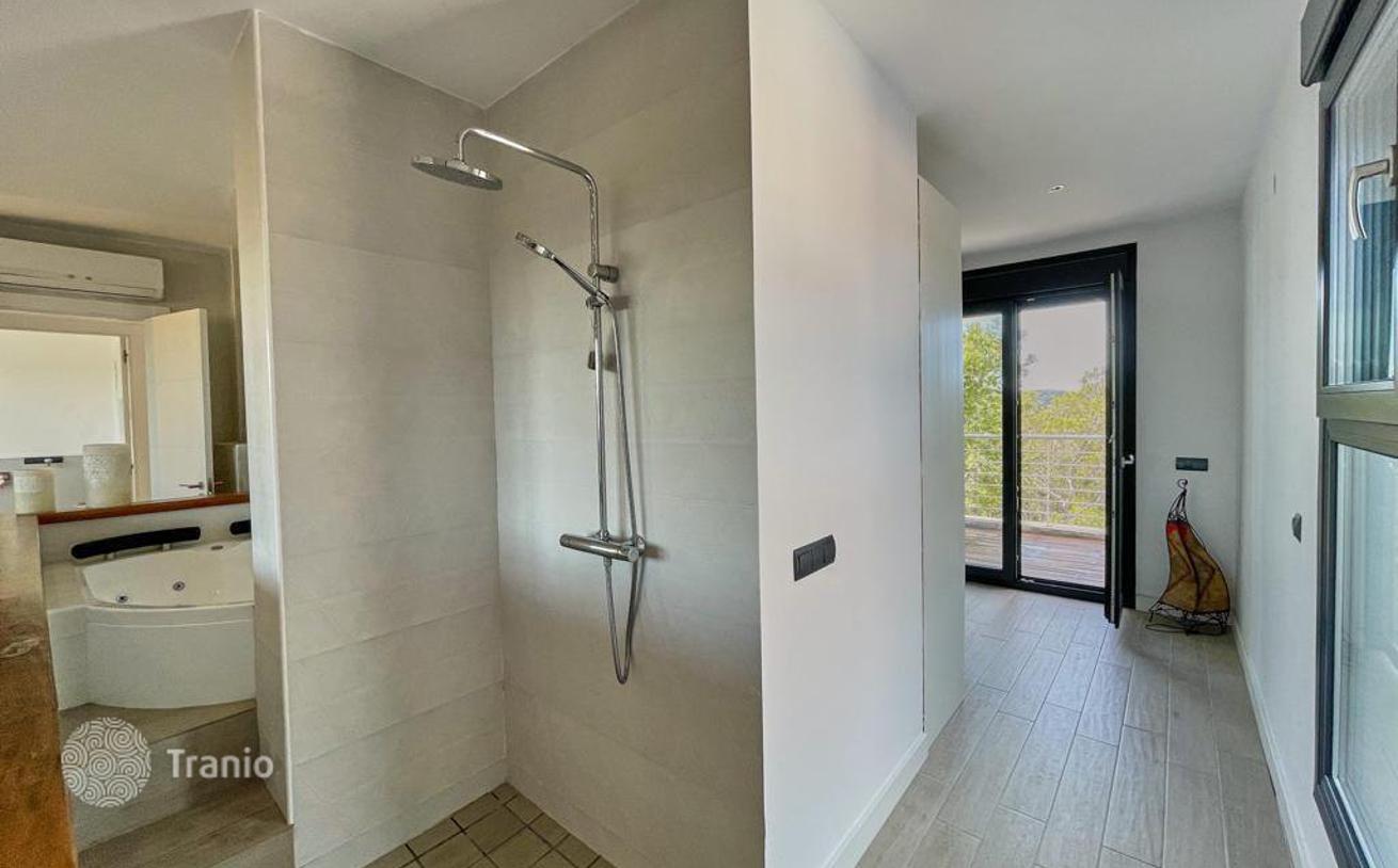 5-Bedroom House with Salt-Water Pool and Tourist License in Barcelona