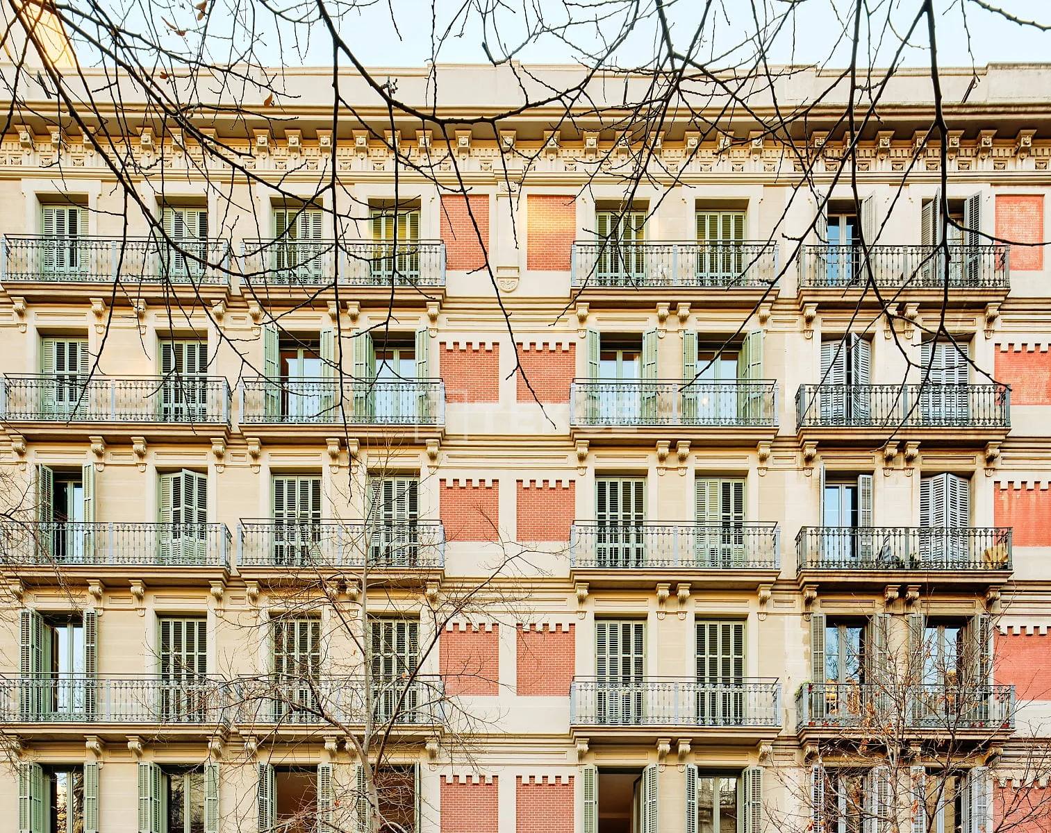 2-Bedroom Apartment with City View in Barcelona, photo 2