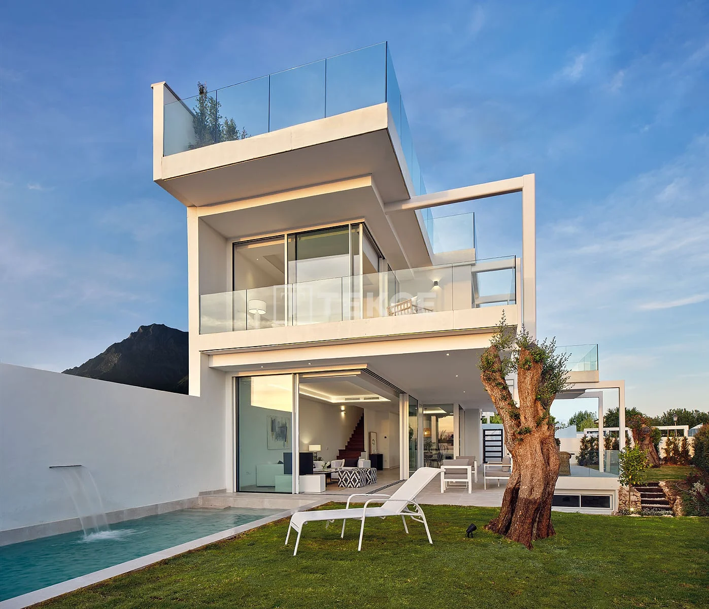 4-Bedroom Villa with Private Pool and Sea View in Marbella