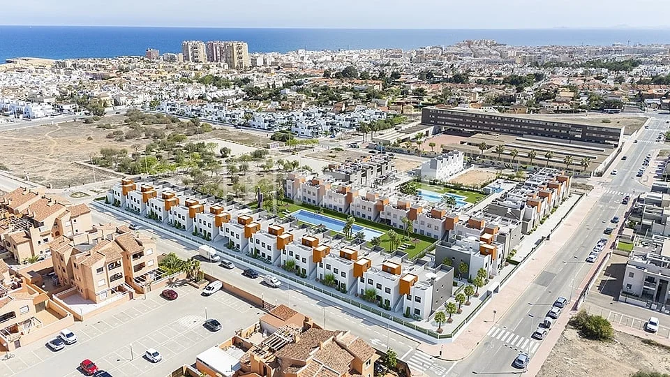 2-Bedroom Apartment with Garden in Torrevieja, photo 4