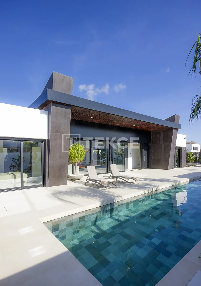 5-Bedroom Villa with Private Pool and Garden in Rojales